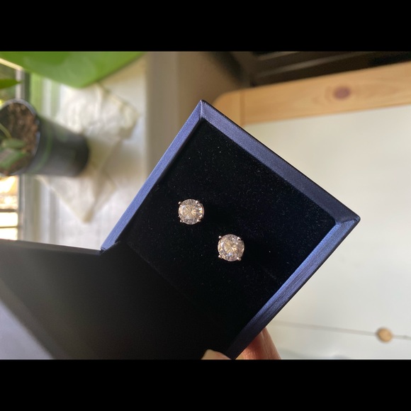 🔥ITALO CLASSIC🔥4 WHITE SAPPHIRE STUD EARRINGS - Picture 5 of 9